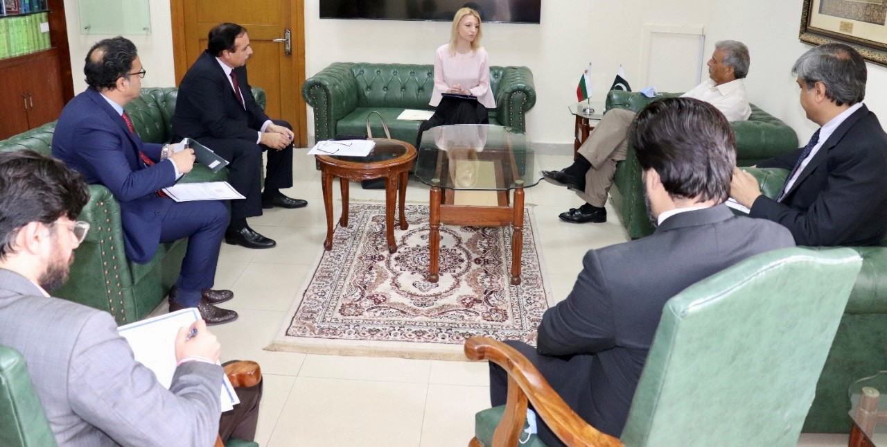 Българският посланик в Исламабад Ирена Ганчева проведе среща с федералния министър на образованието и професионалното обучение на Ислямска република Пакистан Рана Танвир Хусейн